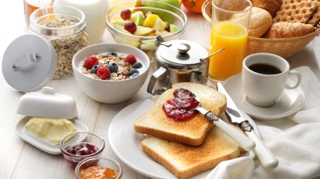 colazione dolce, toast, marmellata, macedonia, yogurt