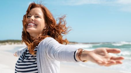 donna matura felice, sole, spiaggia, mare, vitamina D