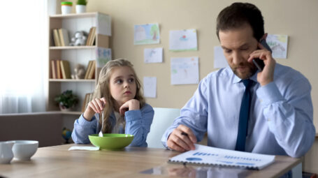 figlia, padre assente la ignora, colazione, bambina, genitori