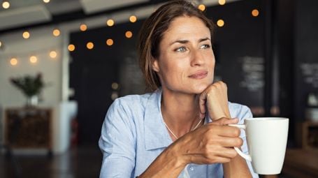 donna matura beve caffè, menopausa