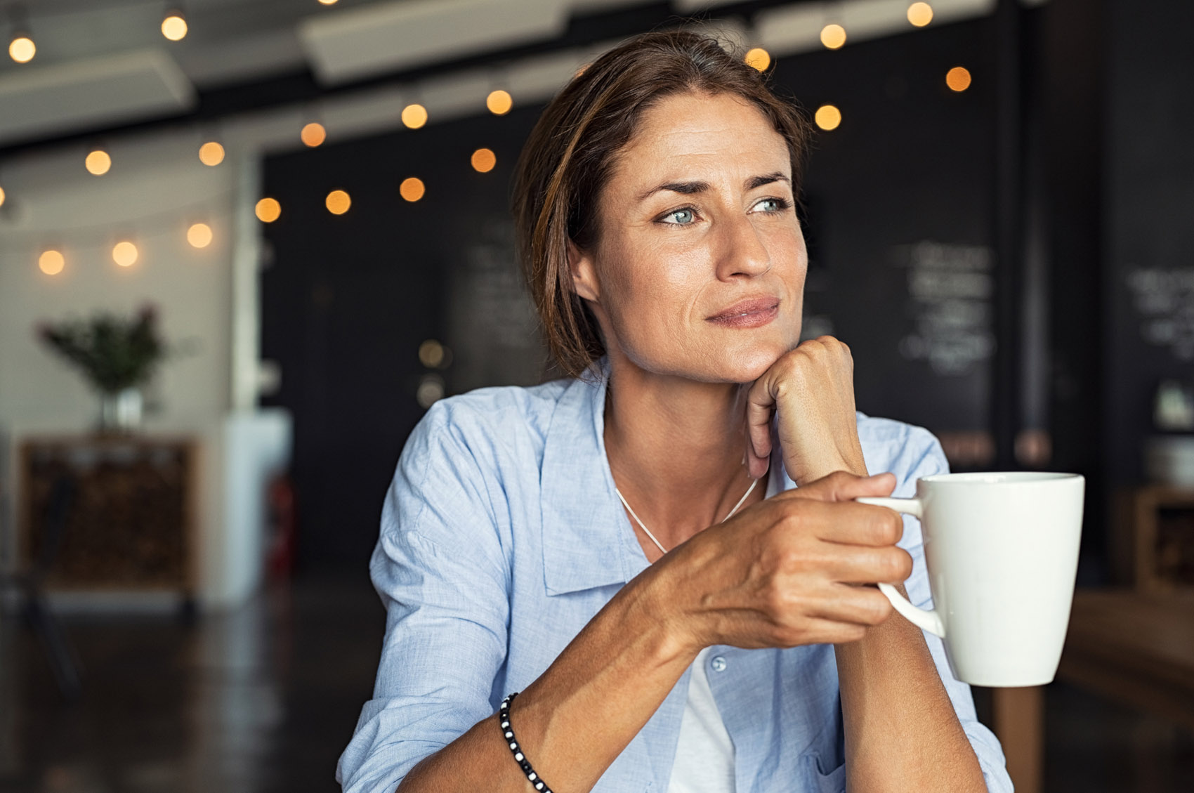 donna matura beve caffè, menopausa