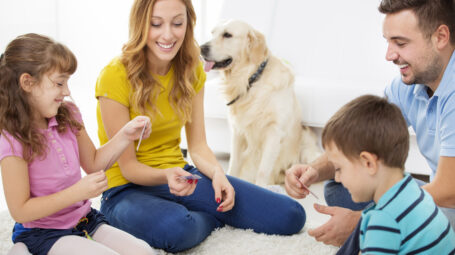 gioco carte, famiglia, genitori, bambini, cane