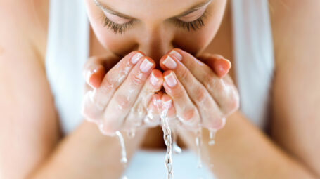 Come fare una buona pulizia del viso per una pelle pura