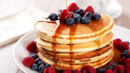 pancake con frutti di bosco e sciroppo di acero