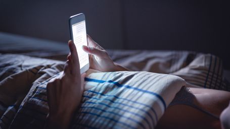 smartphone di notte a letto