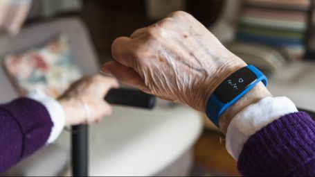 smartwatch, anziana, cuore