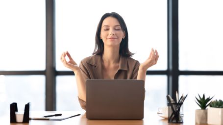 gestire stress in ufficio, meditazione, lavoro