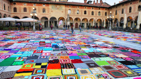 A Vigevano le coperte colorate per il centro antiviolenza