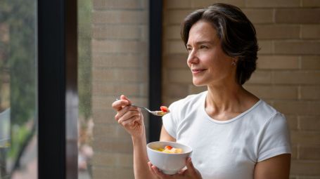 donna matura mangia sano colazione