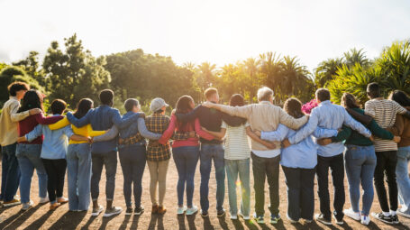 gruppo multigenerazionale, abbracci, insieme, inclusione, no razzismo