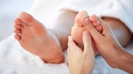 riflessologia plantare, piedi, massaggi