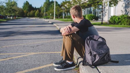 adolescente solitario va a scuola