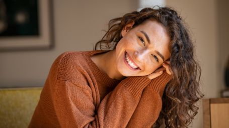 bella ragazza sorridente a casa, naturale, seduzione