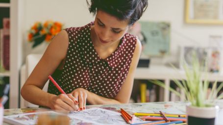 donna disegna colora felice