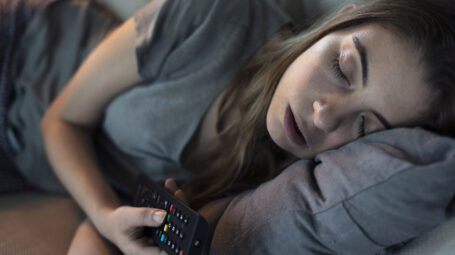 Perché dormire con la televisione accesa fa male