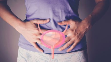 Donna e vescica, cistite, uretrite e incontinenza urinaria, concetto di cancro della vescica