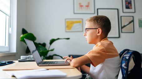 bambino al computer studia postura scorretta