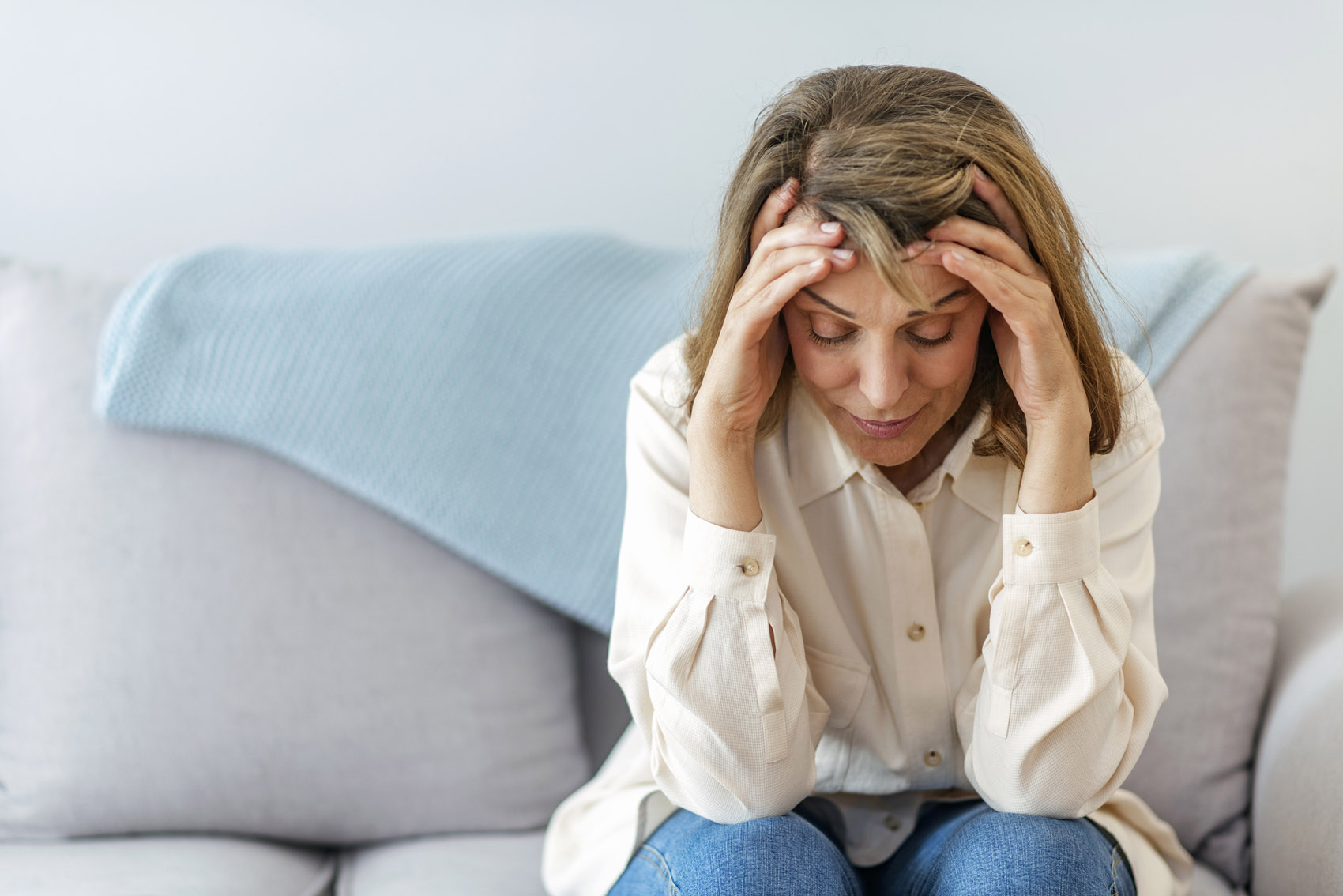 stanchezza, menopausa, mal di testa, donna matura, divano