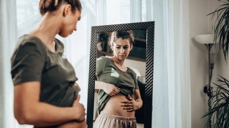 donna gonfiore allo specchio, crampi allo stomaco