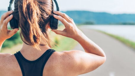 Perché correre ascoltando la musica fa andare più veloce