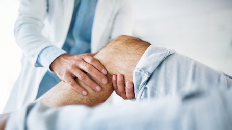 uomo anziano dal medico, ginocchio