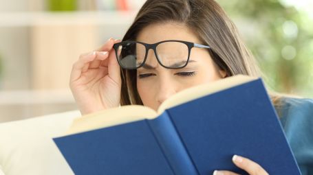 libro, affaticamento occhiali, presbiopia, vista