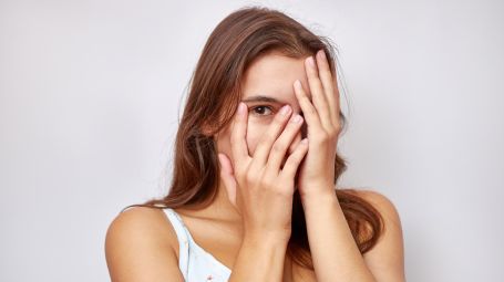 ragazza si copre il viso, occhio, donna, paura