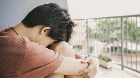 adolescente depresso, autismo, solitudine