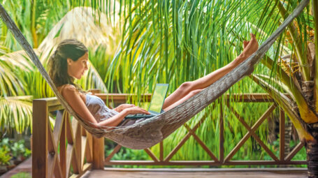 donna sull'amaca in vacanza con computer