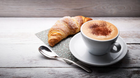 Cappuccino e croissant colazione