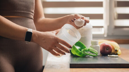 donna sportiva, proteine in polvere, creatina