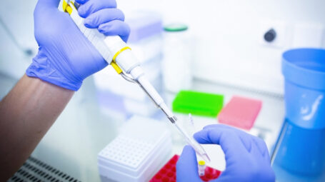 scienziato in laboratorio di biologia