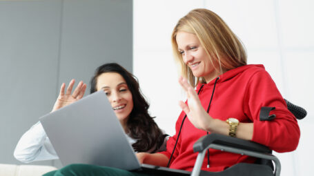 famiglia, online, video chat, sedia a rotelle, computer, donne salutano la famiglia tramite videochiamata