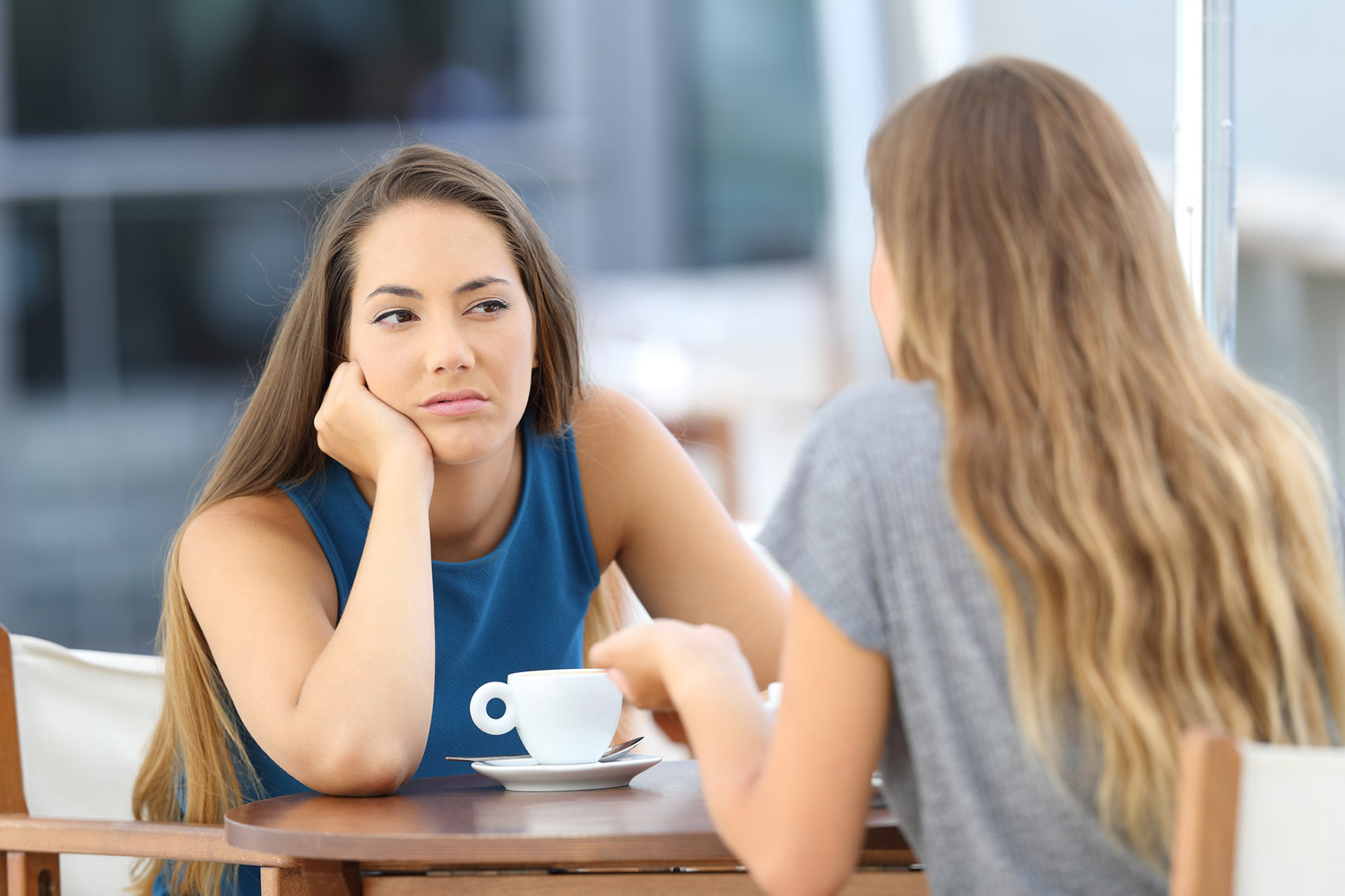Parlare troppo di sé: che cos’è l’oversharing e cosa fare