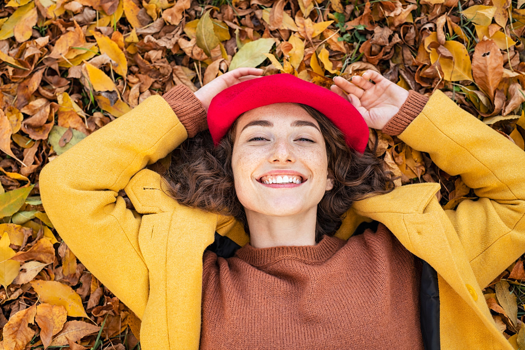 ragazza sorridente, autunno, sorriso, foglie, cappello rosso