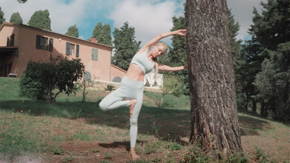 Yoga con gli alberi per equilibrio, allungamento e forza muscolare – Video Yoga con gli alberi per equilibrio, allungamento e forza muscolare – Video