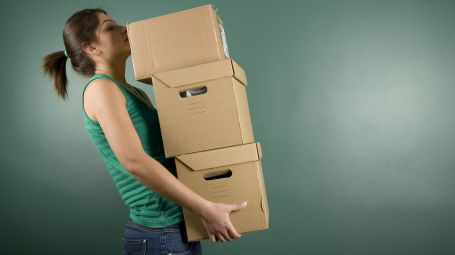 donna porta pesi, trasloco