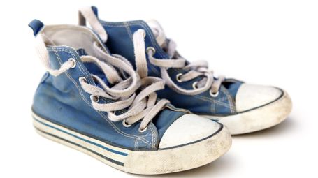 sneakers, scarpe da ginnastica sporche