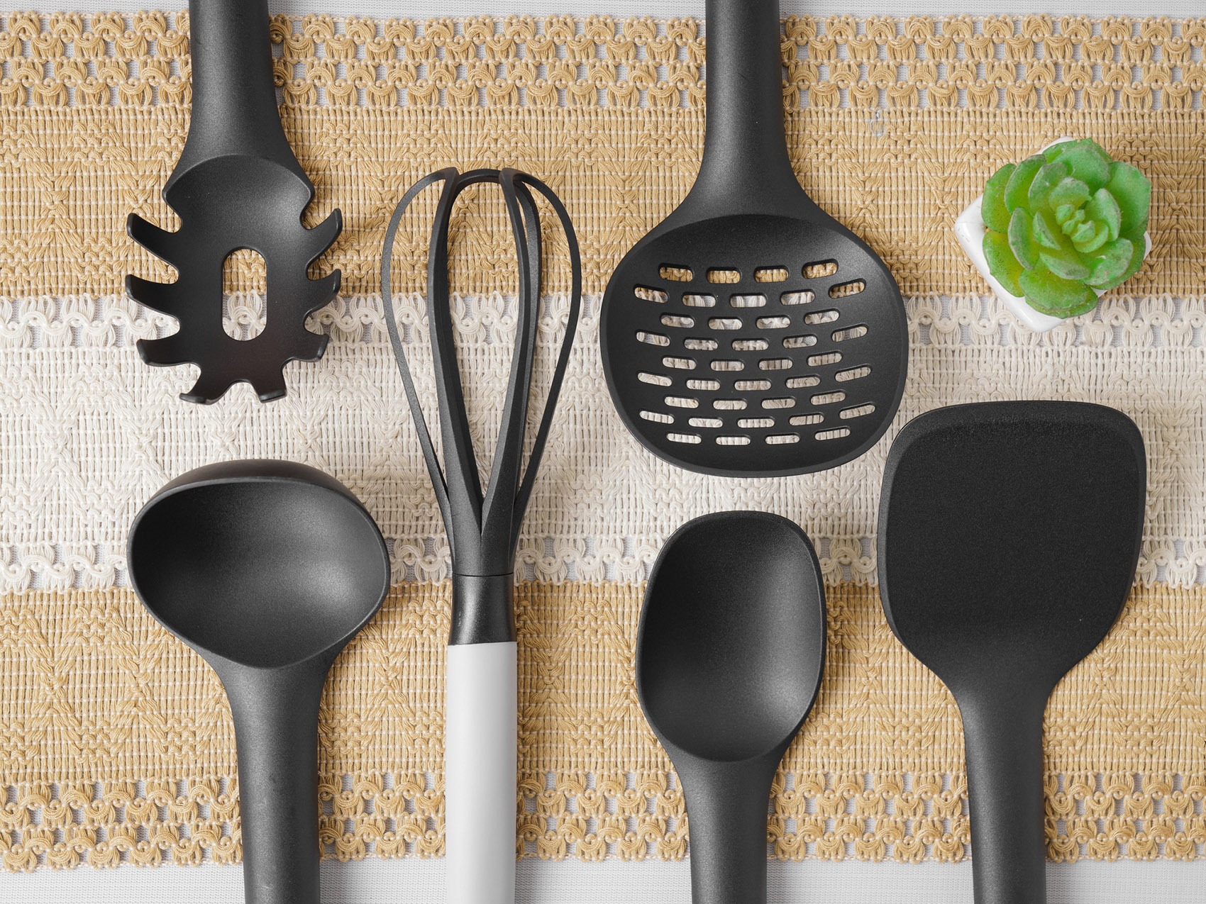 Utensili da cucina in plastica nera, sono pericolosi? Ecco la verità