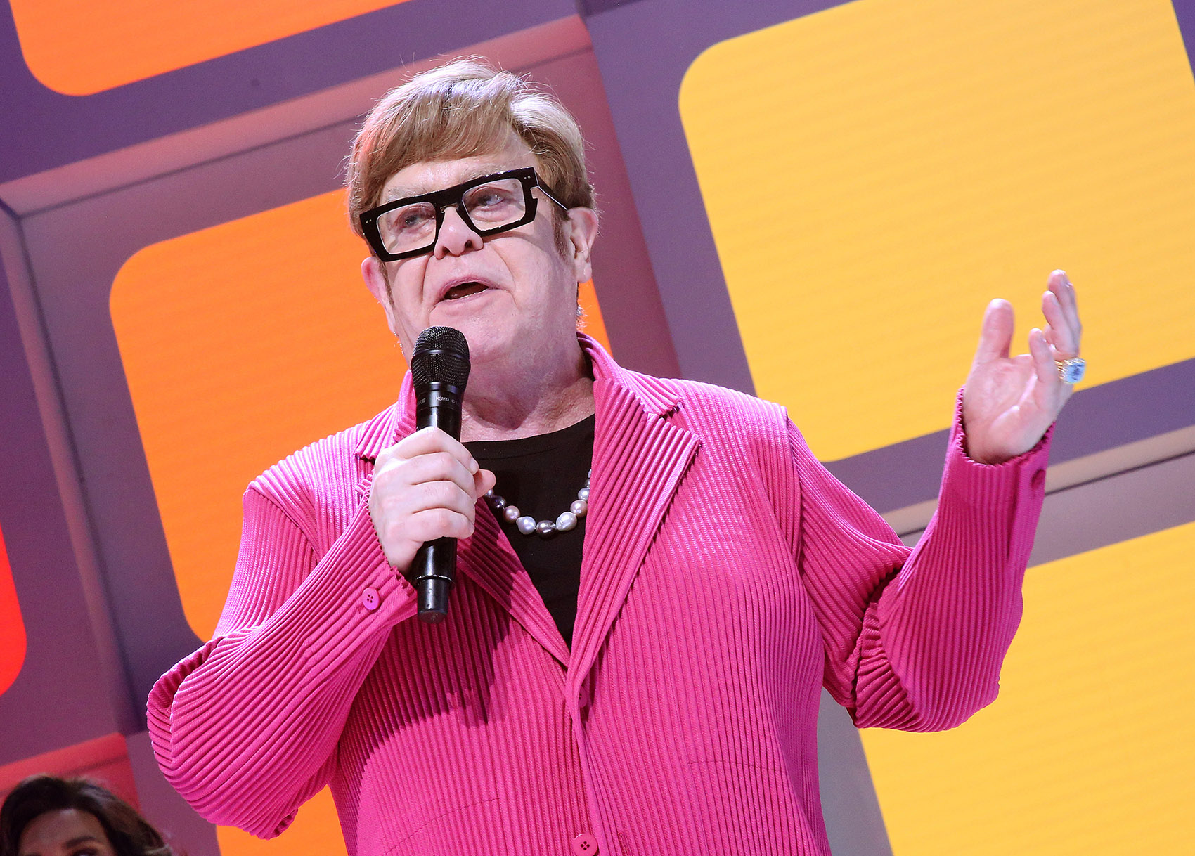 Elton John: «Ho perso la vista». Ecco quando può accadere