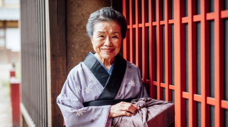 anziana giapponese, Oriente