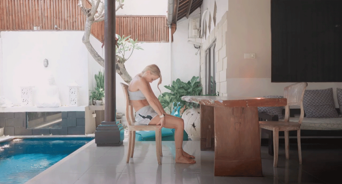 Schiena e collo, via le tensioni con lo yoga alla scrivania – Video
