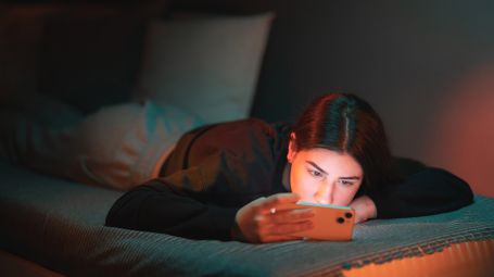 tv, app, dipendenza social, cellulare, adolescente