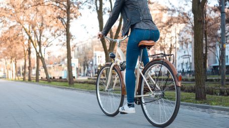 ragazza in bicicletta, città, sella