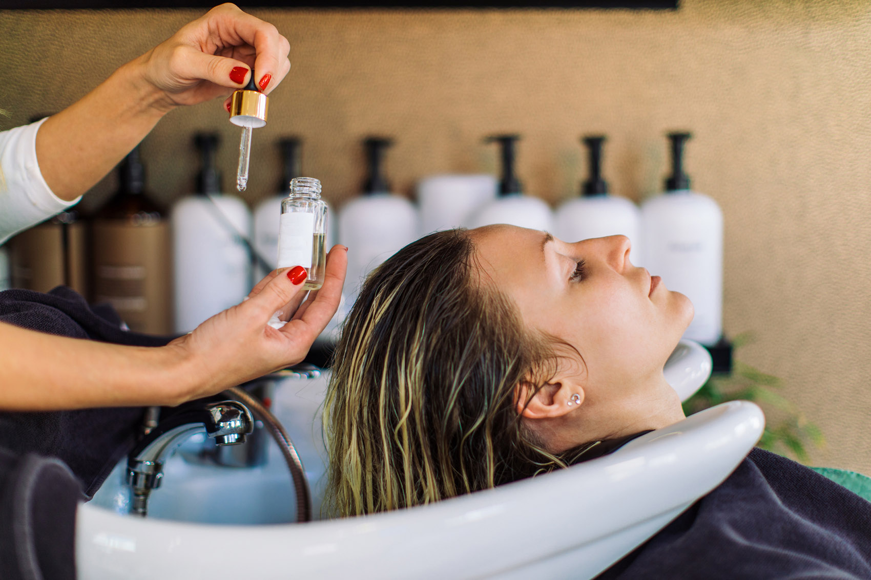 Capelli, tinta sbagliata? Ecco come rimediare Capelli, tinta sbagliata? Ecco come rimediare