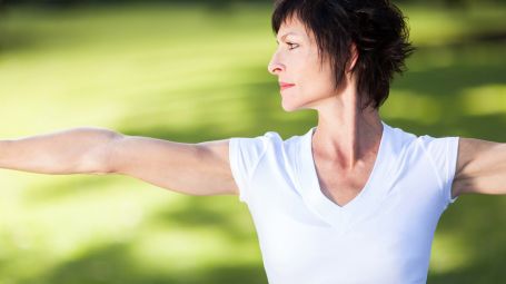 donna matura, esercizi, braccia