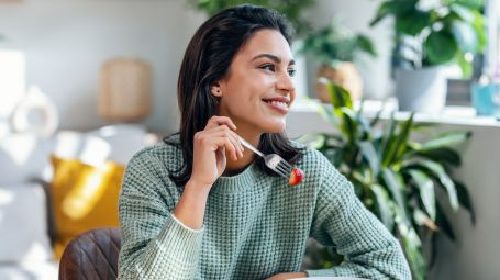 bella donna mangia insalata, pelle, fragole