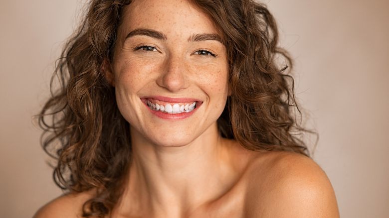 Pelle, macchie sul viso: per ogni tipo, il rimedio vincente