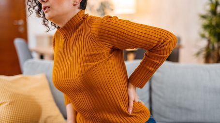 schiena, dolore, divano, inverno