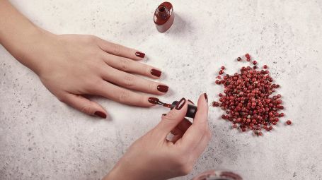 smalto marrone, mani